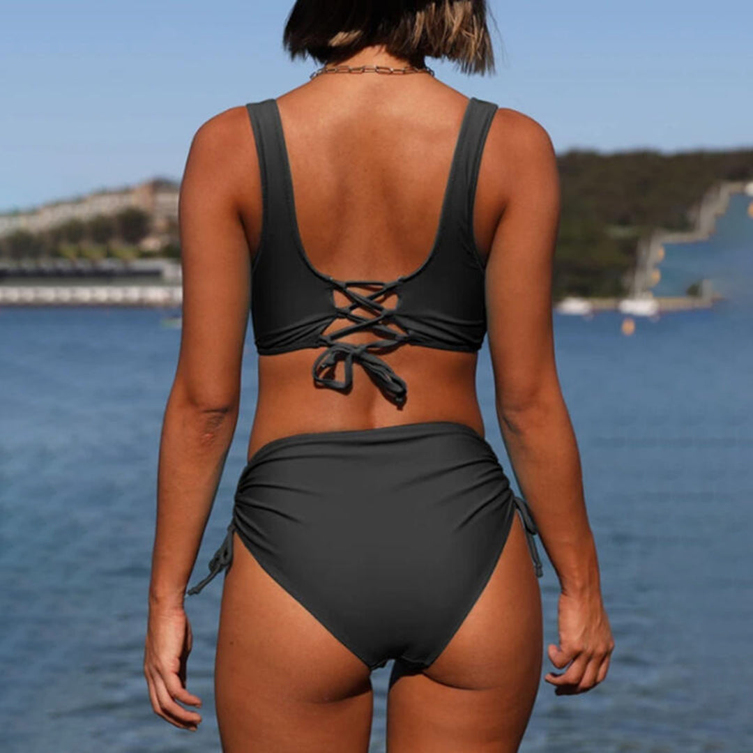 "Sporty flerfarget bikini for damer med livlige farger. Perfekt for strand og basseng. Justerbar passform for komfort."