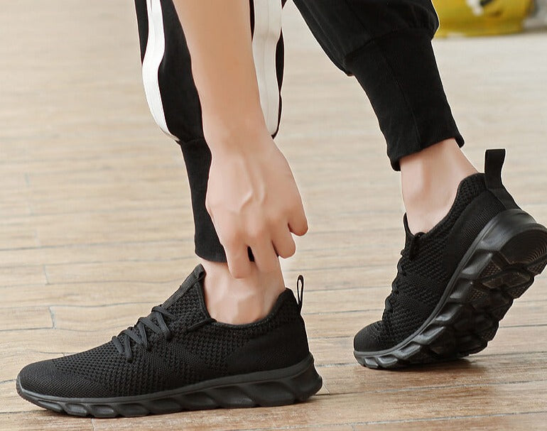 Joggesko for menn, frontvisning, viser snøring og den ventilerende air mesh-overdelen.