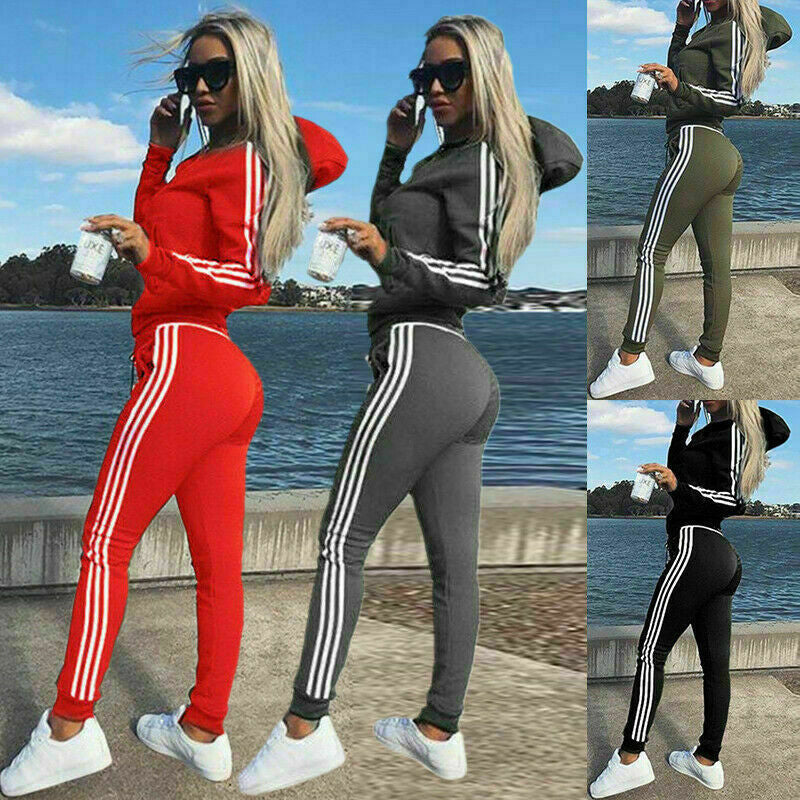 "Sporty stripete treningssett for kvinner med hettejakke og tights. Trendy design og allsidig for trening og hverdag."