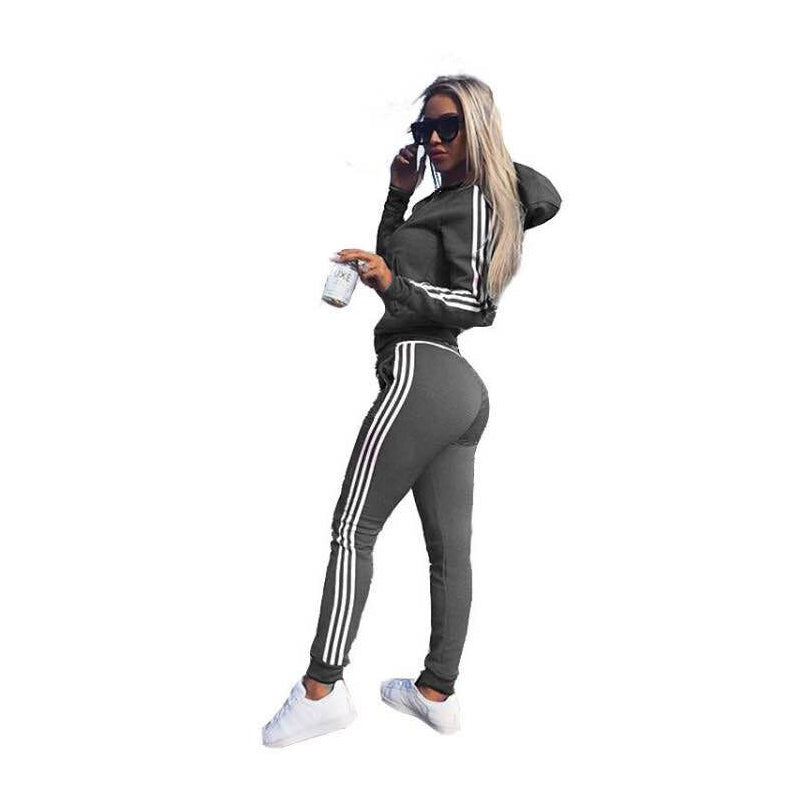 "Sporty stripete treningssett for kvinner med hettejakke og tights. Trendy design og allsidig for trening og hverdag."