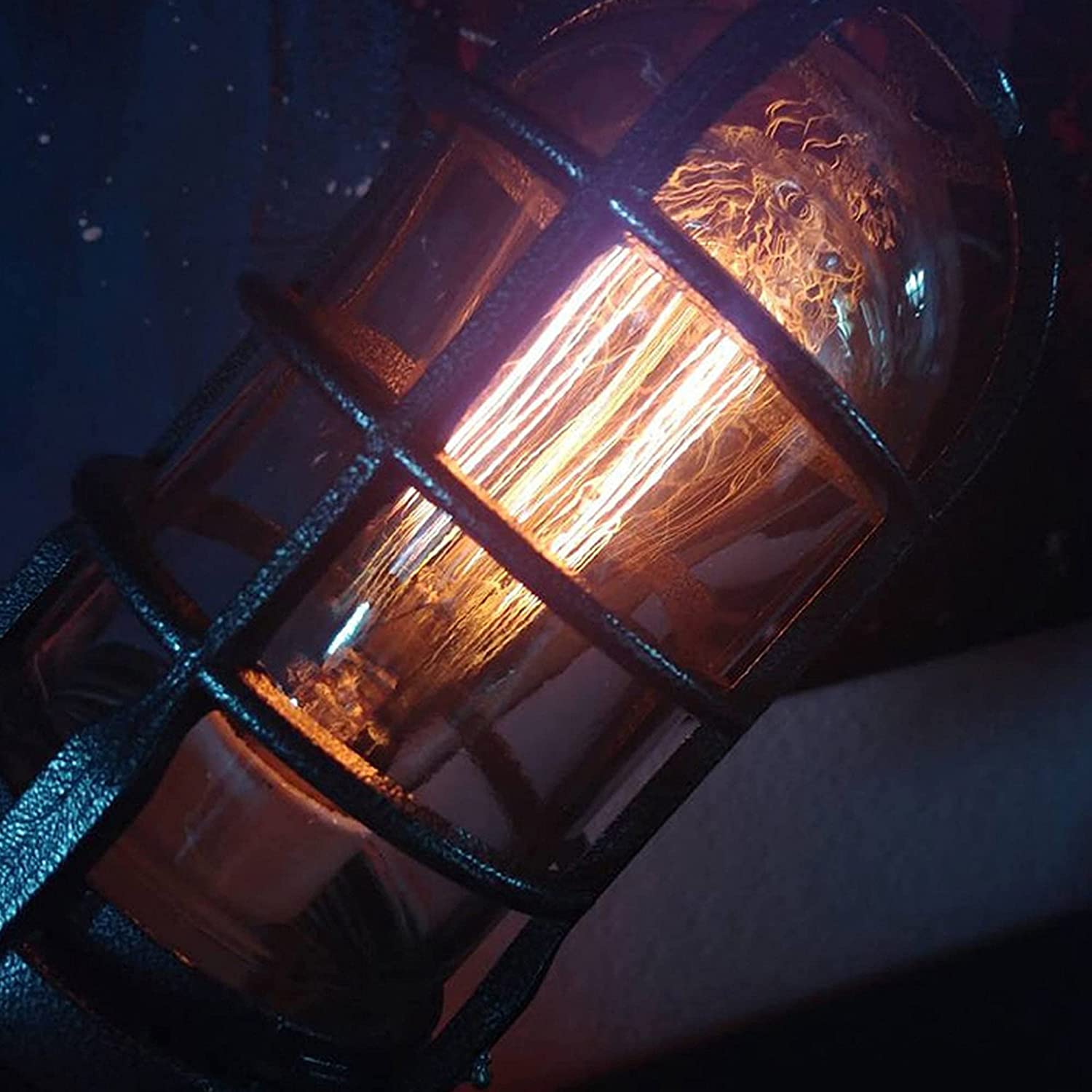 Håndlaget rakett bordlampe i Steampunk stil. Gir varm belysning; ideell for hjem, kontor eller barnerom.
