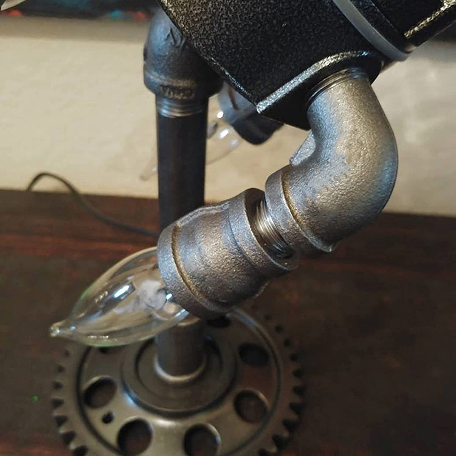Innovativ Steampunk rakettlampe. En kul og unik bordlampe som lyser opp ethvert rom, barnas favoritt.