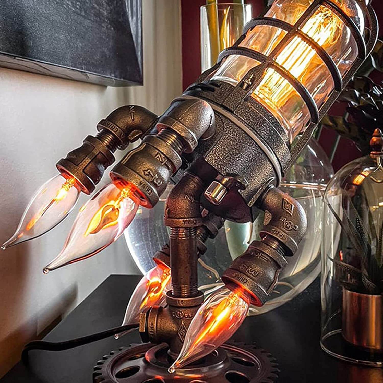 Elegant Steampunk rakett bordlampe. En funksjonell belysning og en samtalestarter i industriell stil.