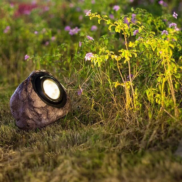 "Steinformet solcelledrevet LED utelys, naturlig design, perfekt for hager og terrasser, miljøvennlig og stilfull."