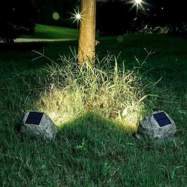 "Steinformet solcelledrevet LED utelys, naturlig design, perfekt for hager og terrasser, miljøvennlig og stilfull."