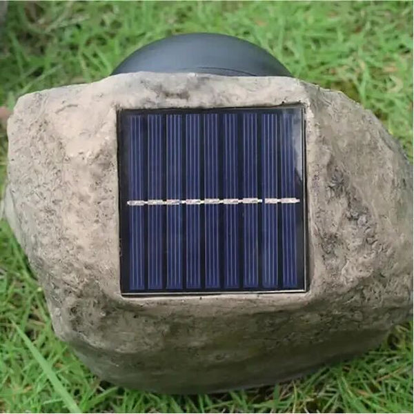 "Steinformet solcelledrevet LED utelys, naturlig design, perfekt for hager og terrasser, miljøvennlig og stilfull."
