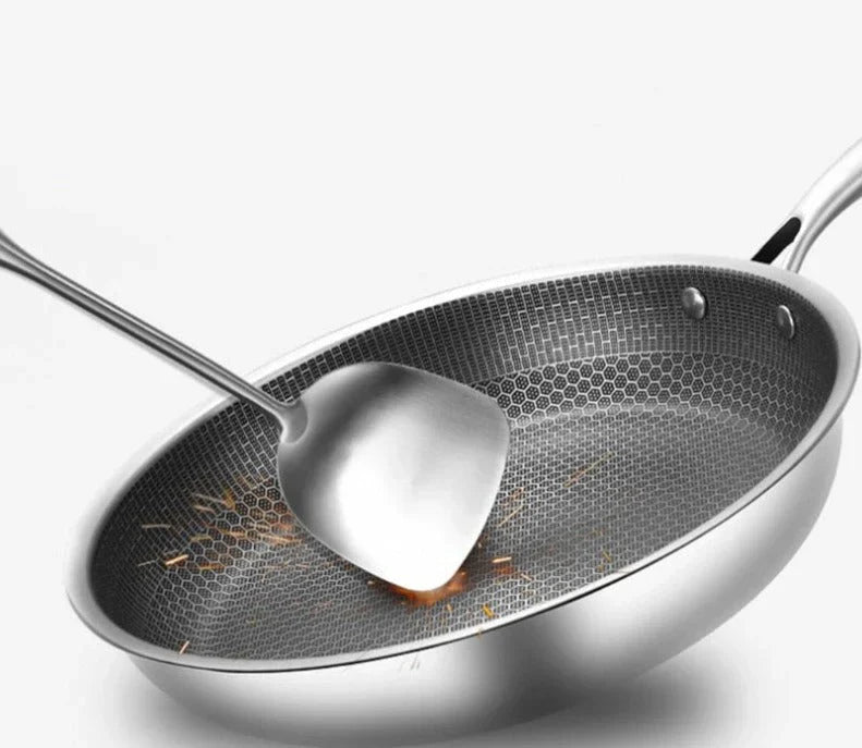 "Stekepanne i rustfritt stål med slitesterkt non-stick belegg og ergonomisk håndtak, 30 cm, moderne design."