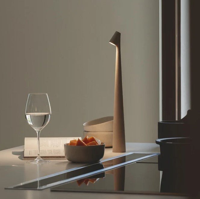 "Stilfull, bærbar LED bordlampe i minimalistisk design med justerbare lysnivåer og matt finish, perfekt for ethvert rom."