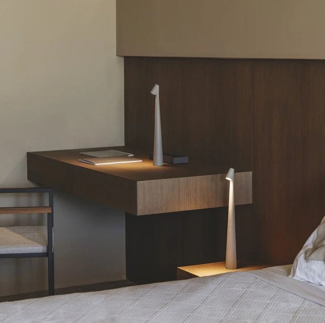 "Stilfull, bærbar LED bordlampe i minimalistisk design med justerbare lysnivåer og matt finish, perfekt for ethvert rom."