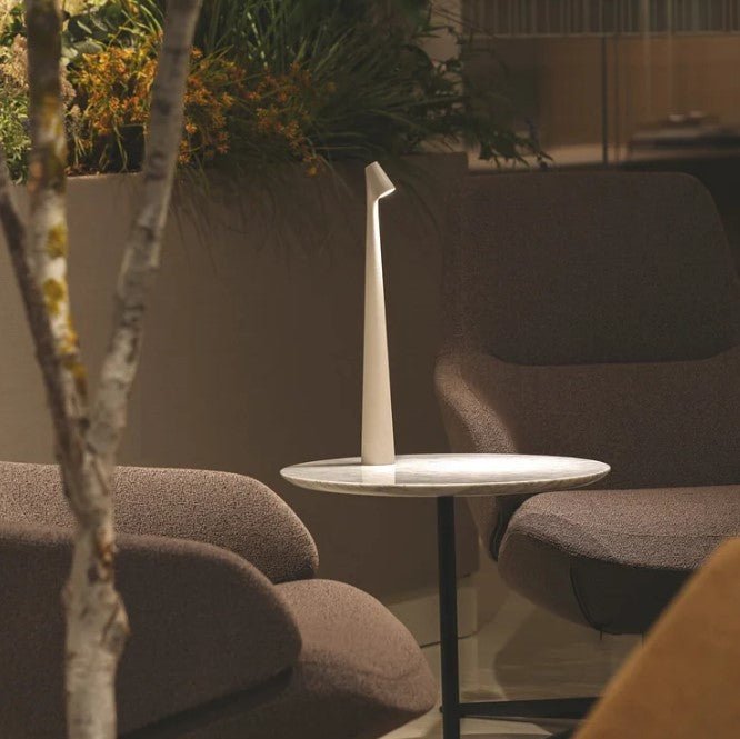 "Stilfull, bærbar LED bordlampe i minimalistisk design med justerbare lysnivåer og matt finish, perfekt for ethvert rom."
