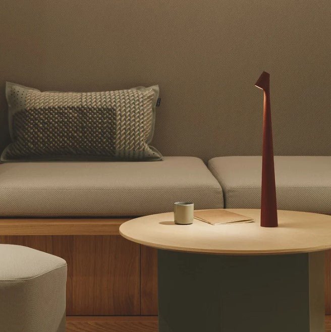 "Stilfull, bærbar LED bordlampe i minimalistisk design med justerbare lysnivåer og matt finish, perfekt for ethvert rom."