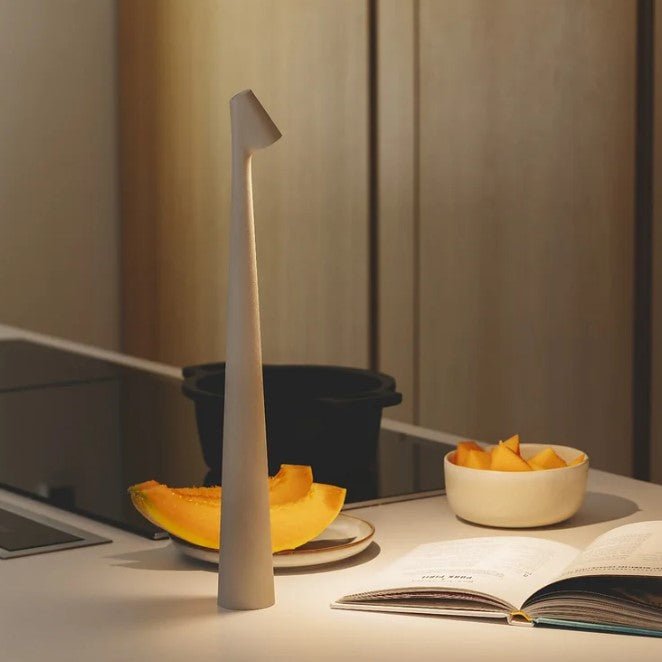 "Stilfull, bærbar LED bordlampe i minimalistisk design med justerbare lysnivåer og matt finish, perfekt for ethvert rom."