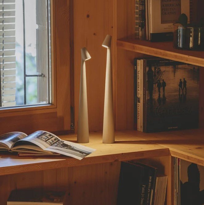 "Stilfull, bærbar LED bordlampe i minimalistisk design med justerbare lysnivåer og matt finish, perfekt for ethvert rom."