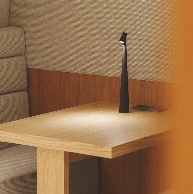 "Stilfull, bærbar LED bordlampe i minimalistisk design med justerbare lysnivåer og matt finish, perfekt for ethvert rom."