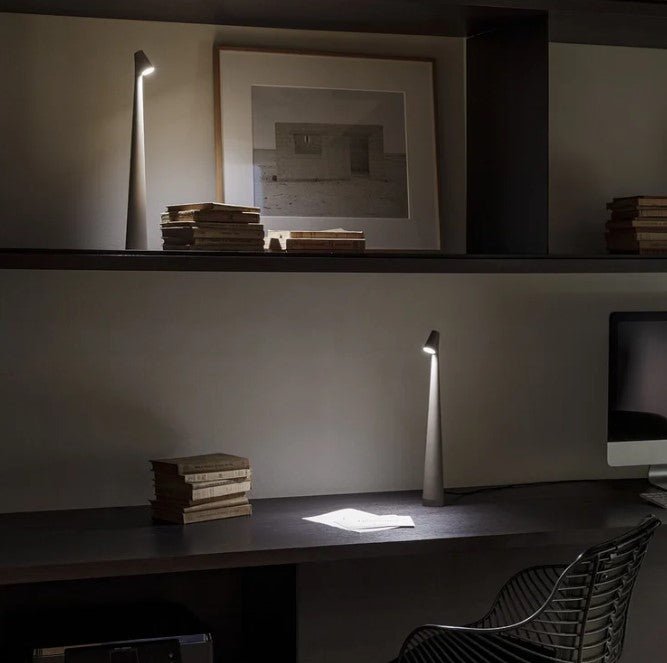 "Stilfull, bærbar LED bordlampe i minimalistisk design med justerbare lysnivåer og matt finish, perfekt for ethvert rom."