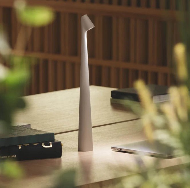 "Stilfull, bærbar LED bordlampe i minimalistisk design med justerbare lysnivåer og matt finish, perfekt for ethvert rom."