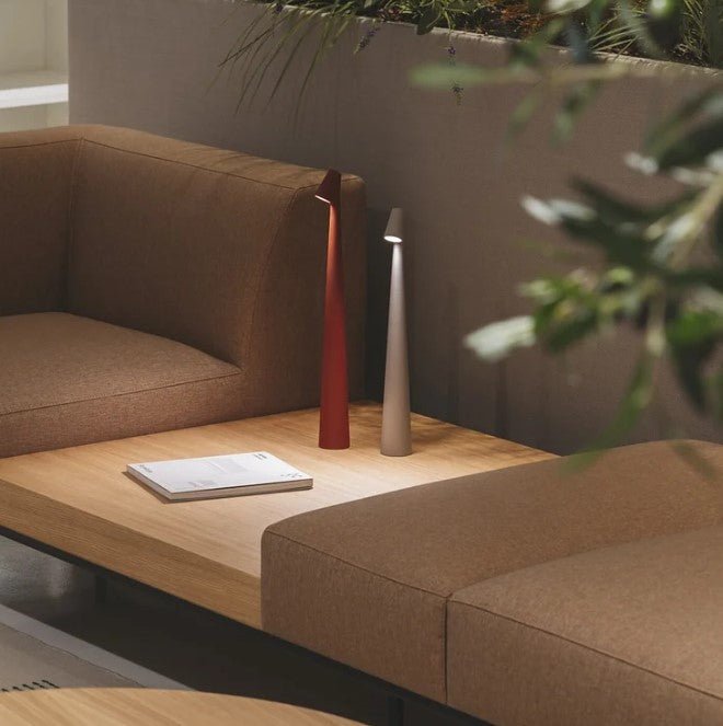 "Stilfull, bærbar LED bordlampe i minimalistisk design med justerbare lysnivåer og matt finish, perfekt for ethvert rom."
