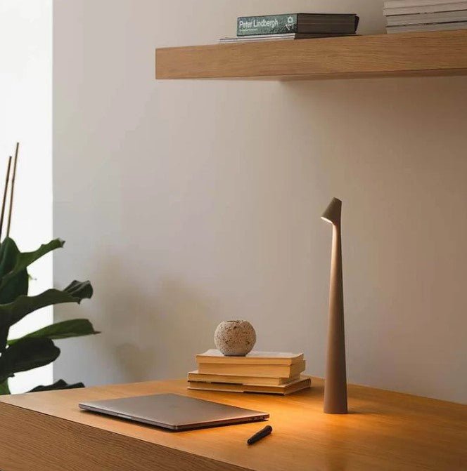 "Stilfull, bærbar LED bordlampe i minimalistisk design med justerbare lysnivåer og matt finish, perfekt for ethvert rom."