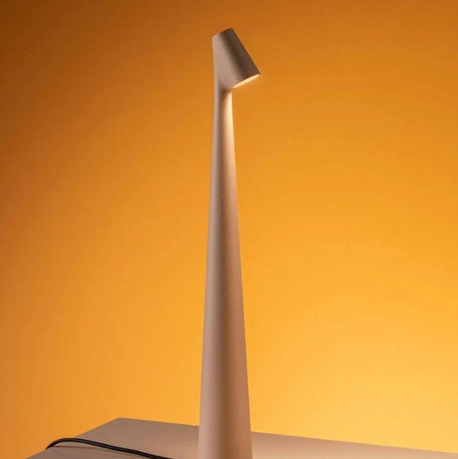 "Stilfull, bærbar LED bordlampe i minimalistisk design med justerbare lysnivåer og matt finish, perfekt for ethvert rom."