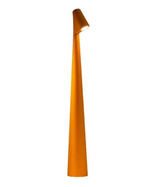 "Stilfull, bærbar LED bordlampe i minimalistisk design med justerbare lysnivåer og matt finish, perfekt for ethvert rom."