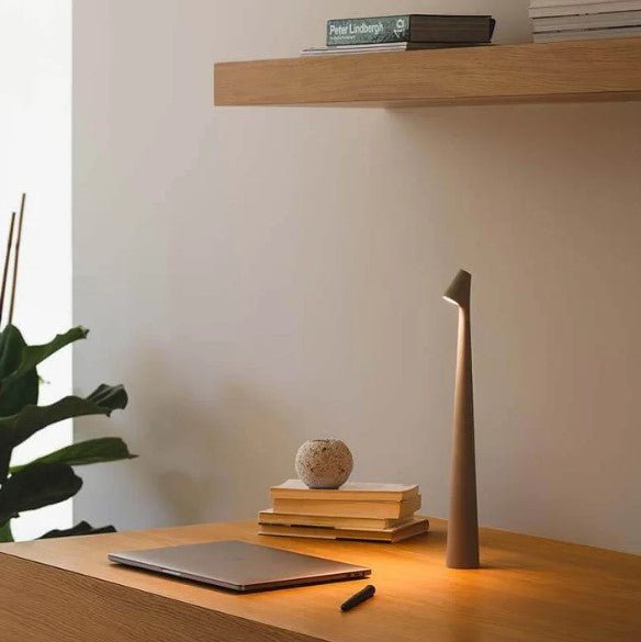 "Stilfull, bærbar LED bordlampe i minimalistisk design med justerbare lysnivåer og matt finish, perfekt for ethvert rom."