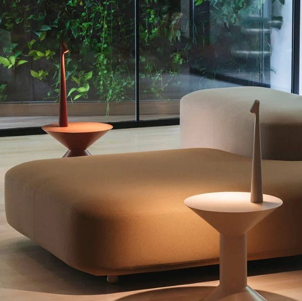 "Stilfull, bærbar LED bordlampe i minimalistisk design med justerbare lysnivåer og matt finish, perfekt for ethvert rom."