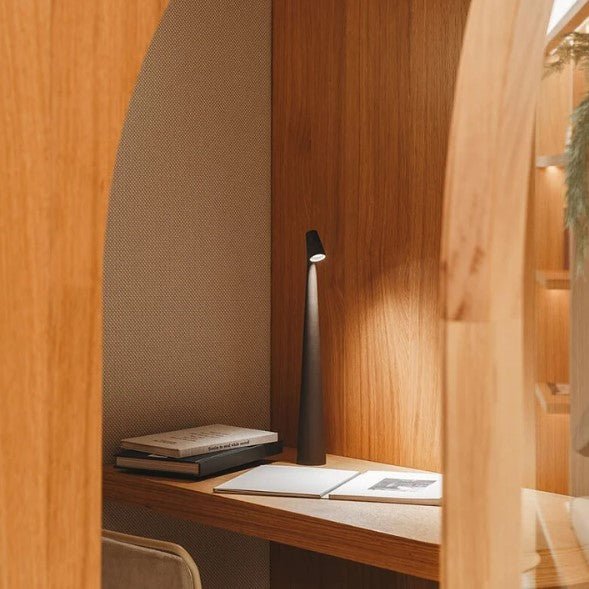 "Stilfull, bærbar LED bordlampe i minimalistisk design med justerbare lysnivåer og matt finish, perfekt for ethvert rom."
