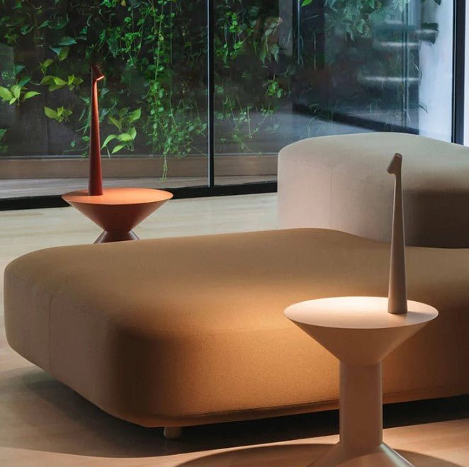 "Stilfull, bærbar LED bordlampe i minimalistisk design med justerbare lysnivåer og matt finish, perfekt for ethvert rom."