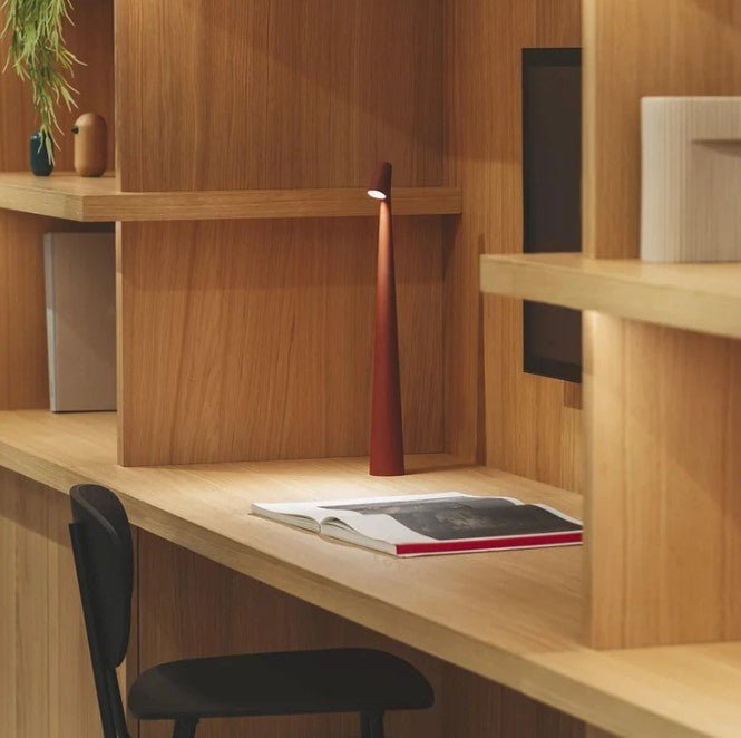 "Stilfull, bærbar LED bordlampe i minimalistisk design med justerbare lysnivåer og matt finish, perfekt for ethvert rom."