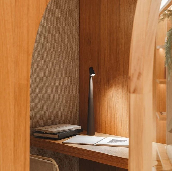 "Stilfull, bærbar LED bordlampe i minimalistisk design med justerbare lysnivåer og matt finish, perfekt for ethvert rom."