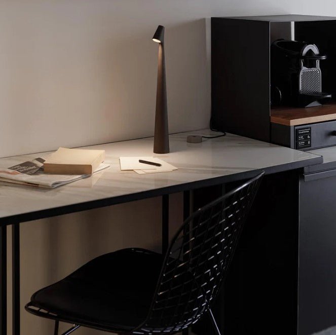 "Stilfull, bærbar LED bordlampe i minimalistisk design med justerbare lysnivåer og matt finish, perfekt for ethvert rom."