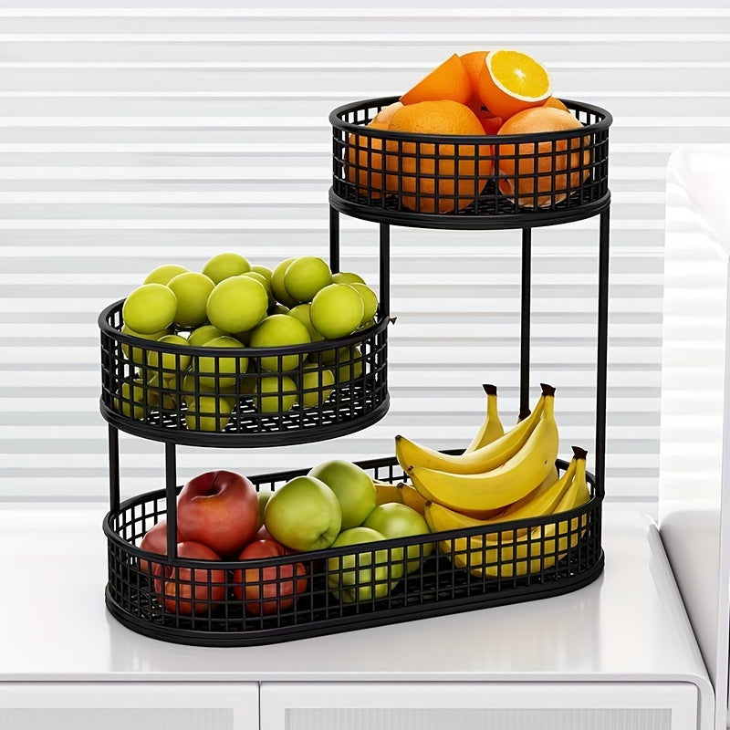 Gul flerlags fruktkurv holder snacks og frisk frukt organisert på benken. Moderne kjøkkeninteriør.