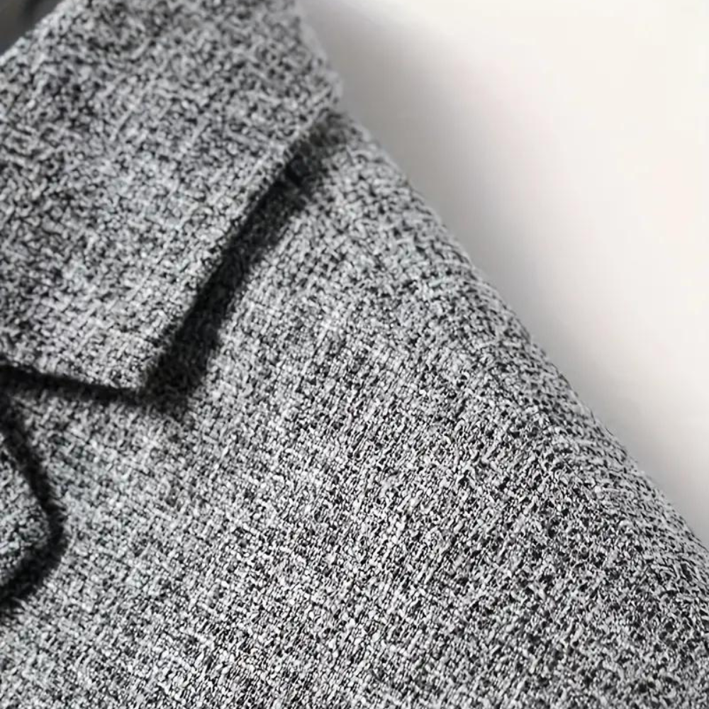 "Stilfull grå sommerblazer for menn med klassisk revers og to knapper, perfekt for både kontor og festligheter."