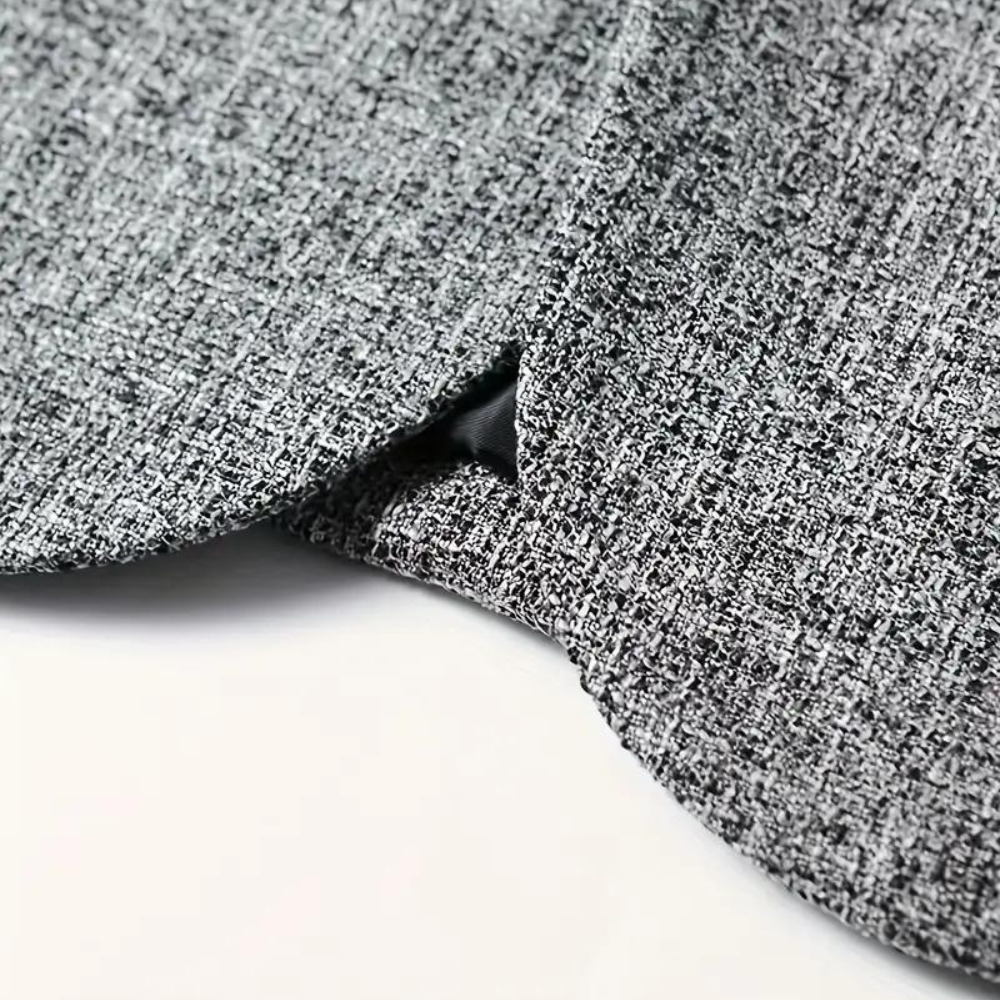 "Stilfull grå sommerblazer for menn med klassisk revers og to knapper, perfekt for både kontor og festligheter."