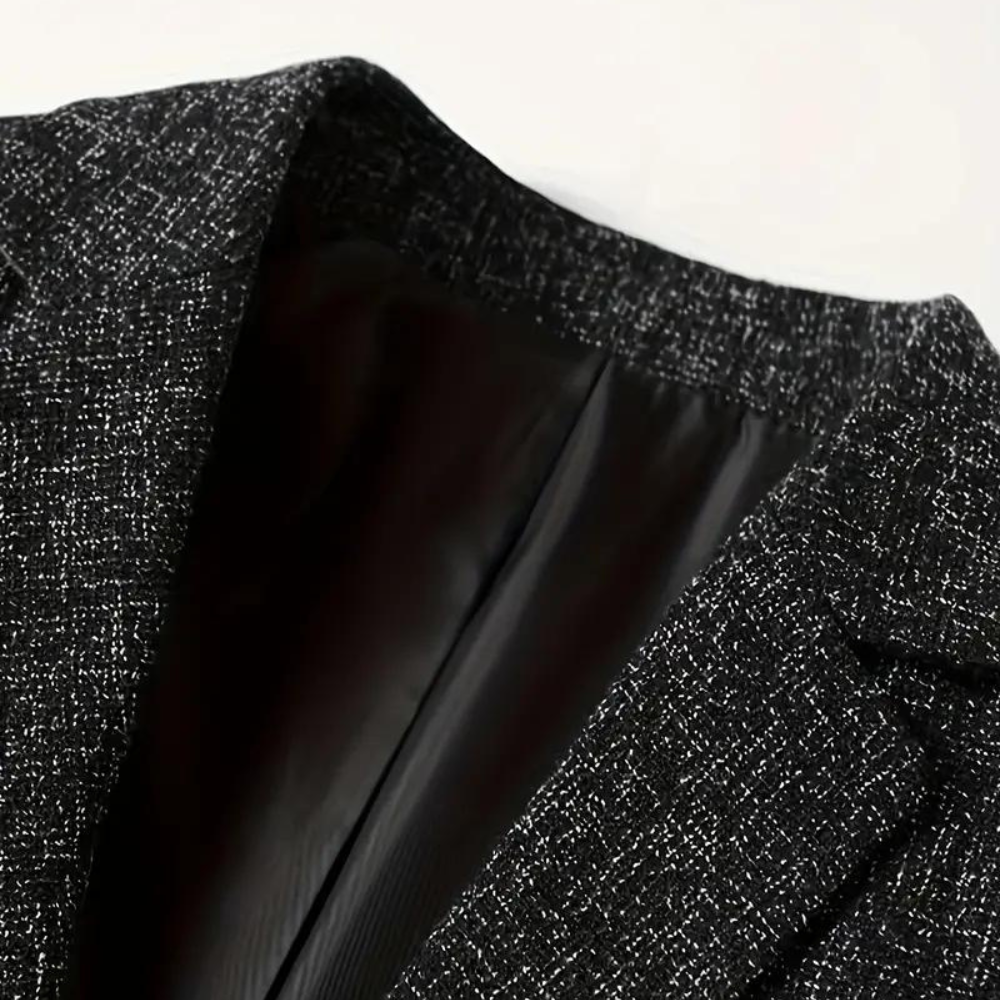 "Stilfull grå sommerblazer for menn med klassisk revers og to knapper, perfekt for både kontor og festligheter."