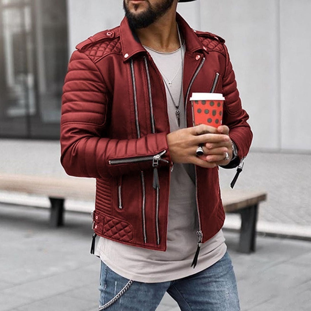 Mann iført allsidig håndlaget skinnjakke. Komfortabel og stilfull herrejakke for urban casual look.