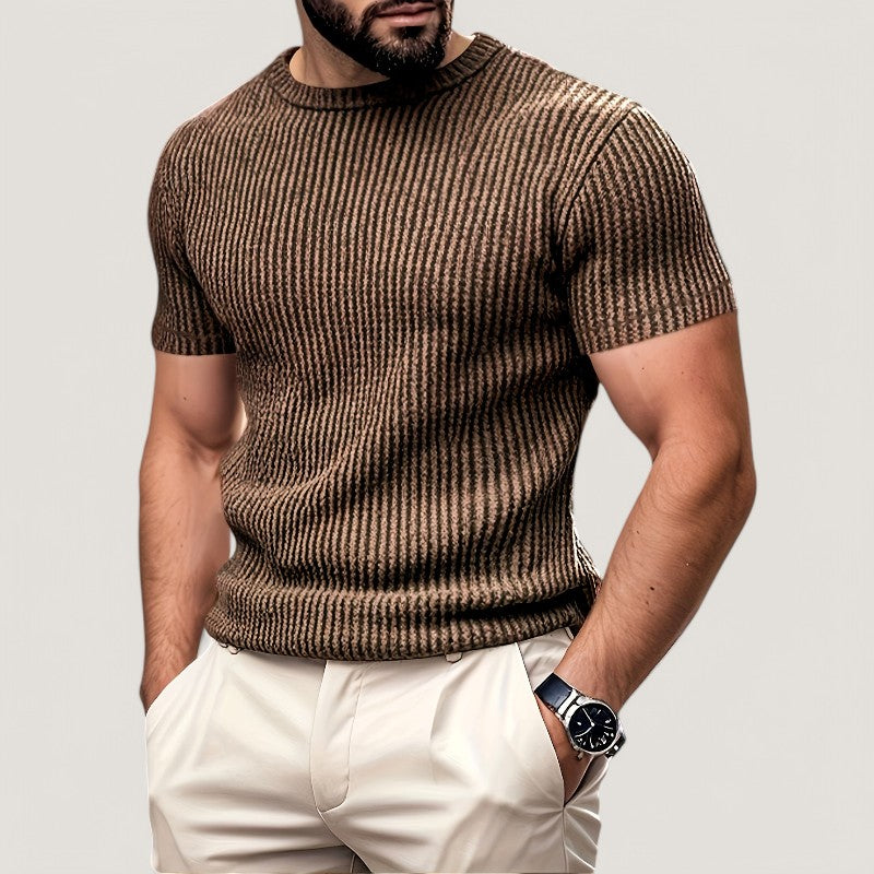 Komfortabel herre t-skjorte i polyester med jacquard-mønster. Allsidig kortermet design med rund hals.