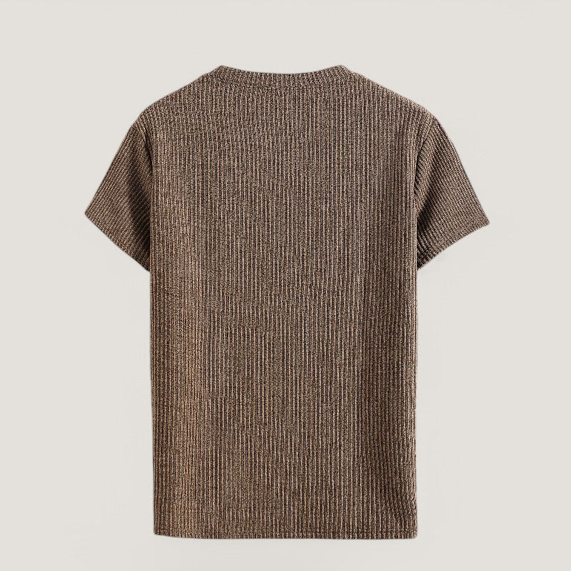 Nærbilde av tekstur på herre t-skjorte, som viser jacquard-mønster og polyesterstoffets kvalitet.