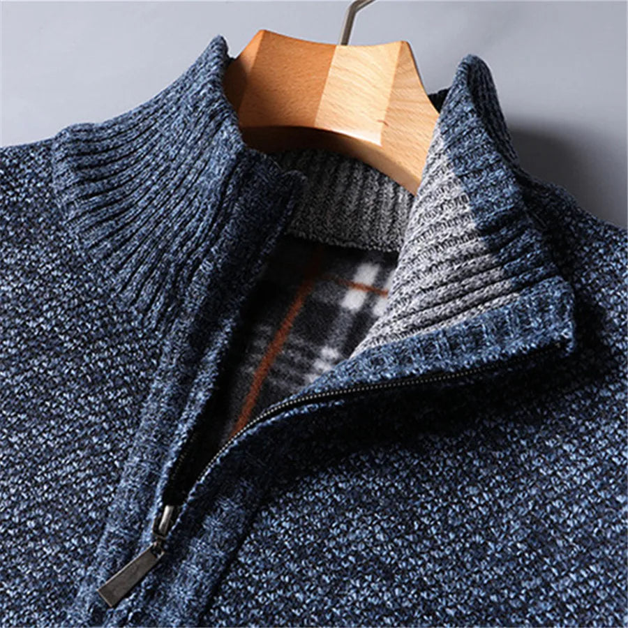 Blå herregenser half zip, høy nakke med glidelås. Komfortabel og allsidig for lag-på-lag.