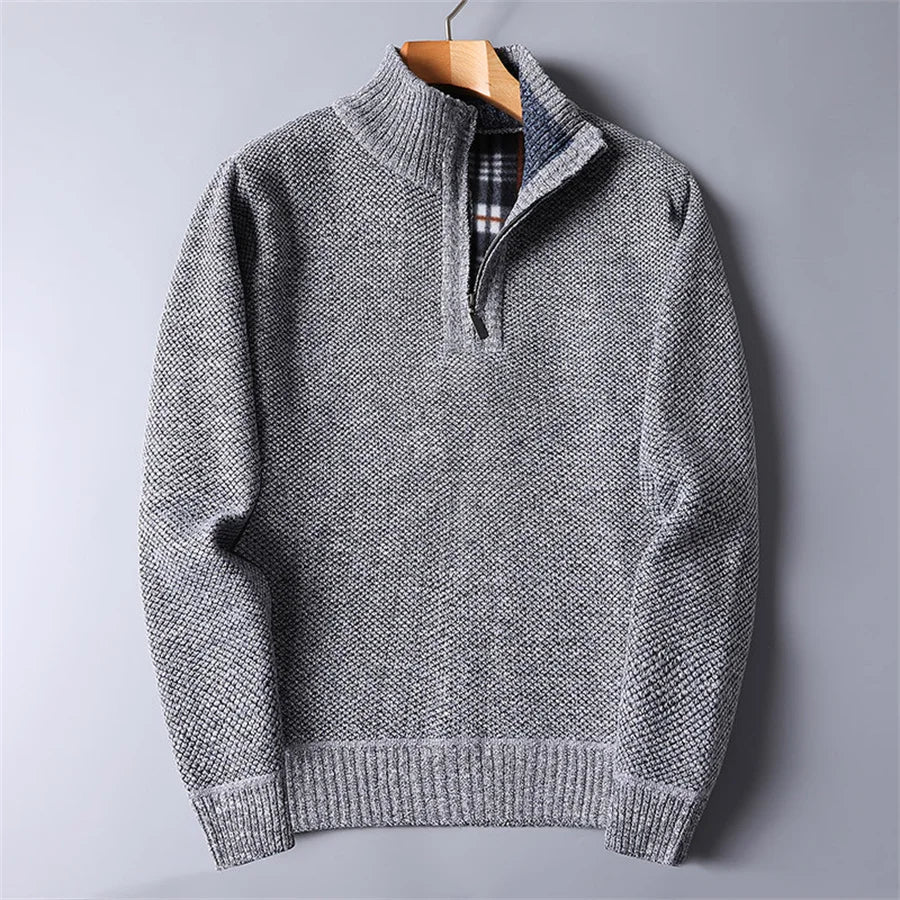 Herregenser half zip med høy nakke. Glidelås gir justerbar ventilasjon og stilfull look.