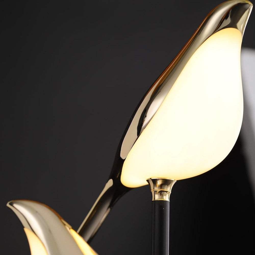 "Stilfull LED-bordlampe i gullfugldesign, elegant og moderne. Perfekt belysning for stue, soverom eller kontor."