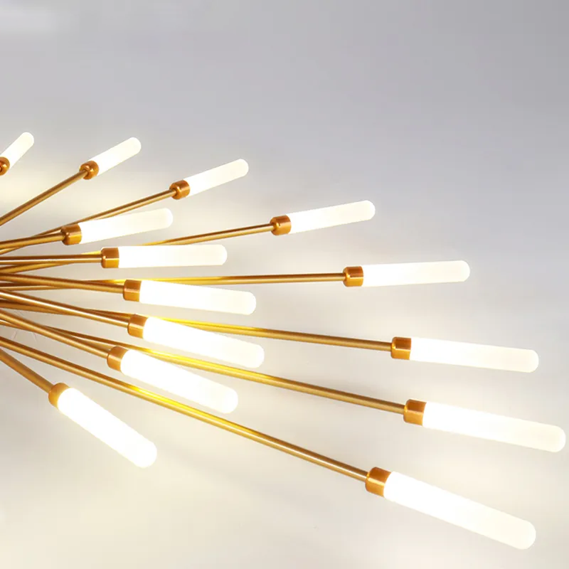 "Stilfull metallisk taklampe med LED-lys og fyrverkerimønster, tilgjengelig i gull og svart, for moderne hjem."