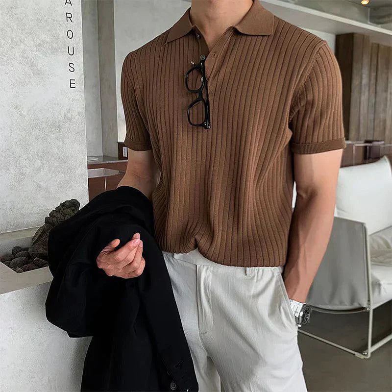 Elegant slim fit polo skjorte for herrer, strikket med korte ermer. Enkel å style for motebevisste menn.