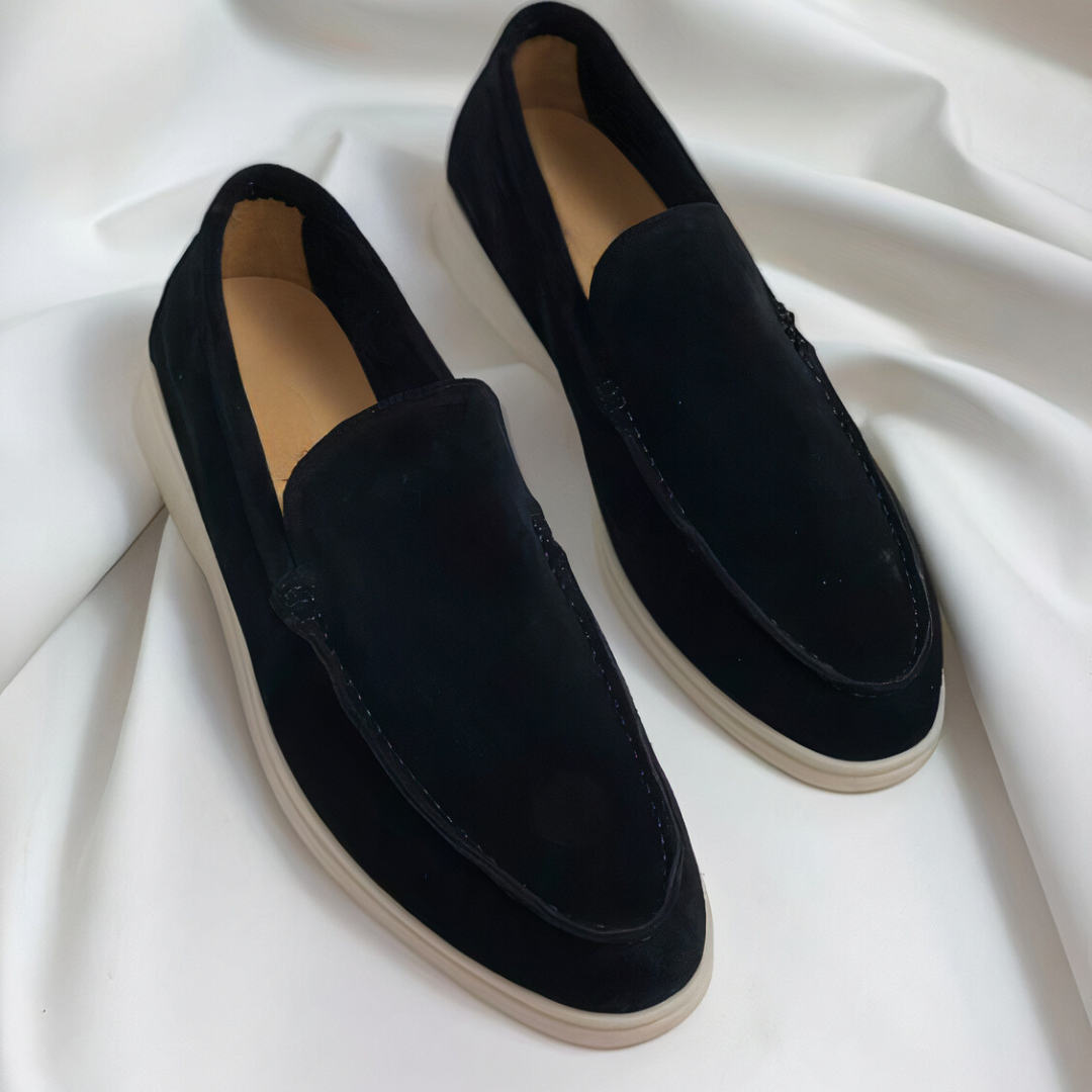 Stilfulle mokkasiner for menn; elegante beige loafers med tidløst design, perfekt for både formelle og casual antrekk.