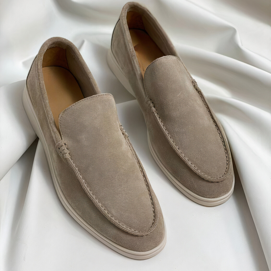 Stilfulle mokkasiner for menn; elegante beige loafers med tidløst design, perfekt for både formelle og casual antrekk.