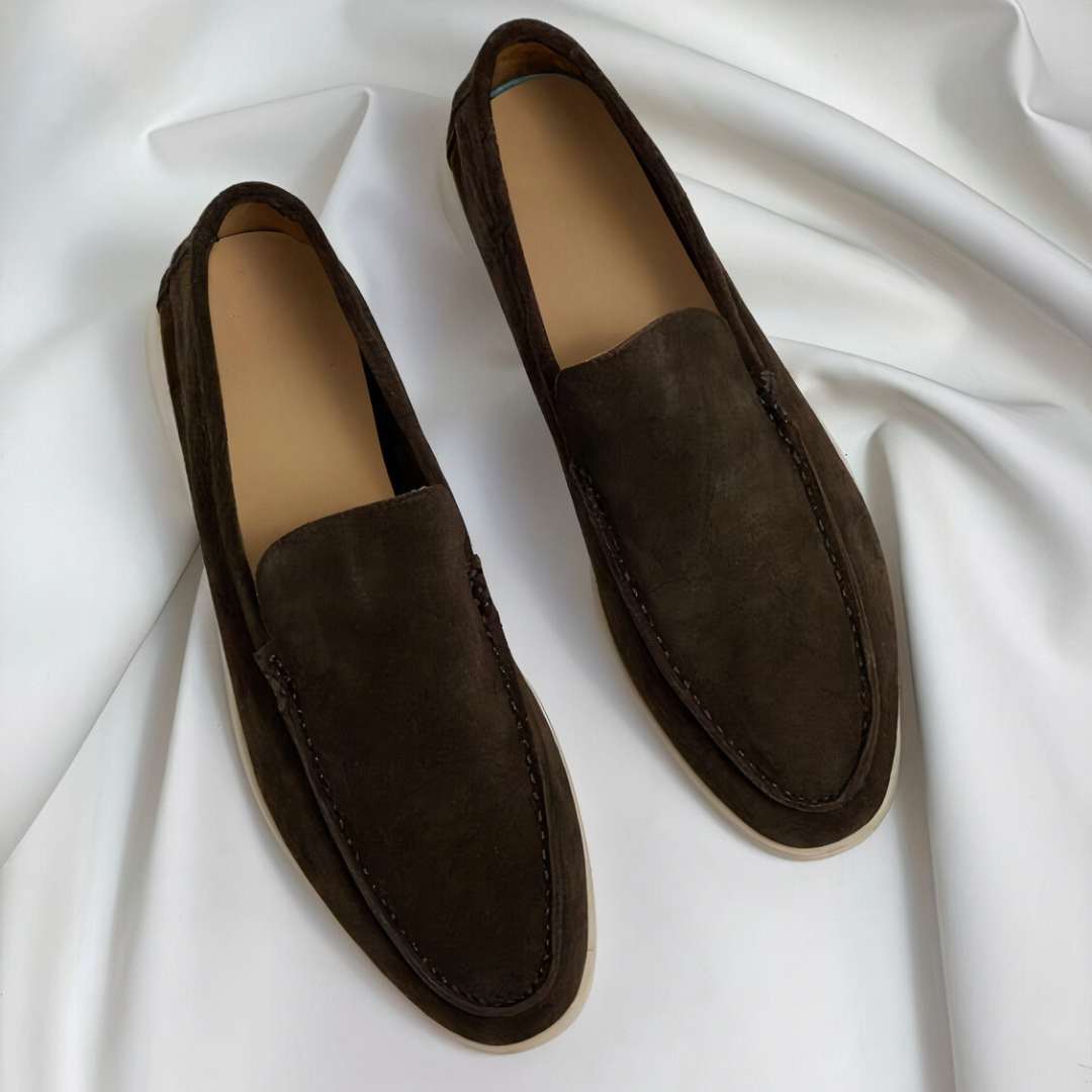 Stilfulle mokkasiner for menn; elegante beige loafers med tidløst design, perfekt for både formelle og casual antrekk.