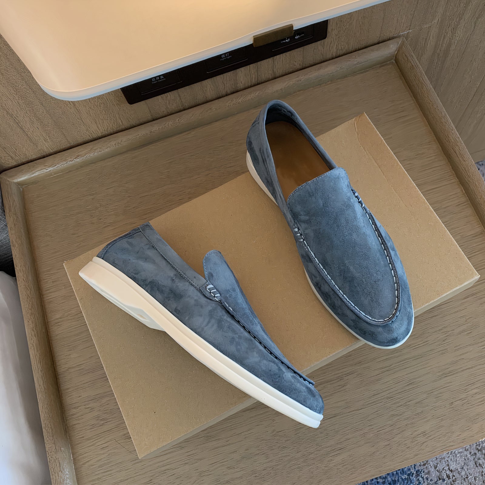 Stilfulle mokkasiner for menn; elegante beige loafers med tidløst design, perfekt for både formelle og casual antrekk.