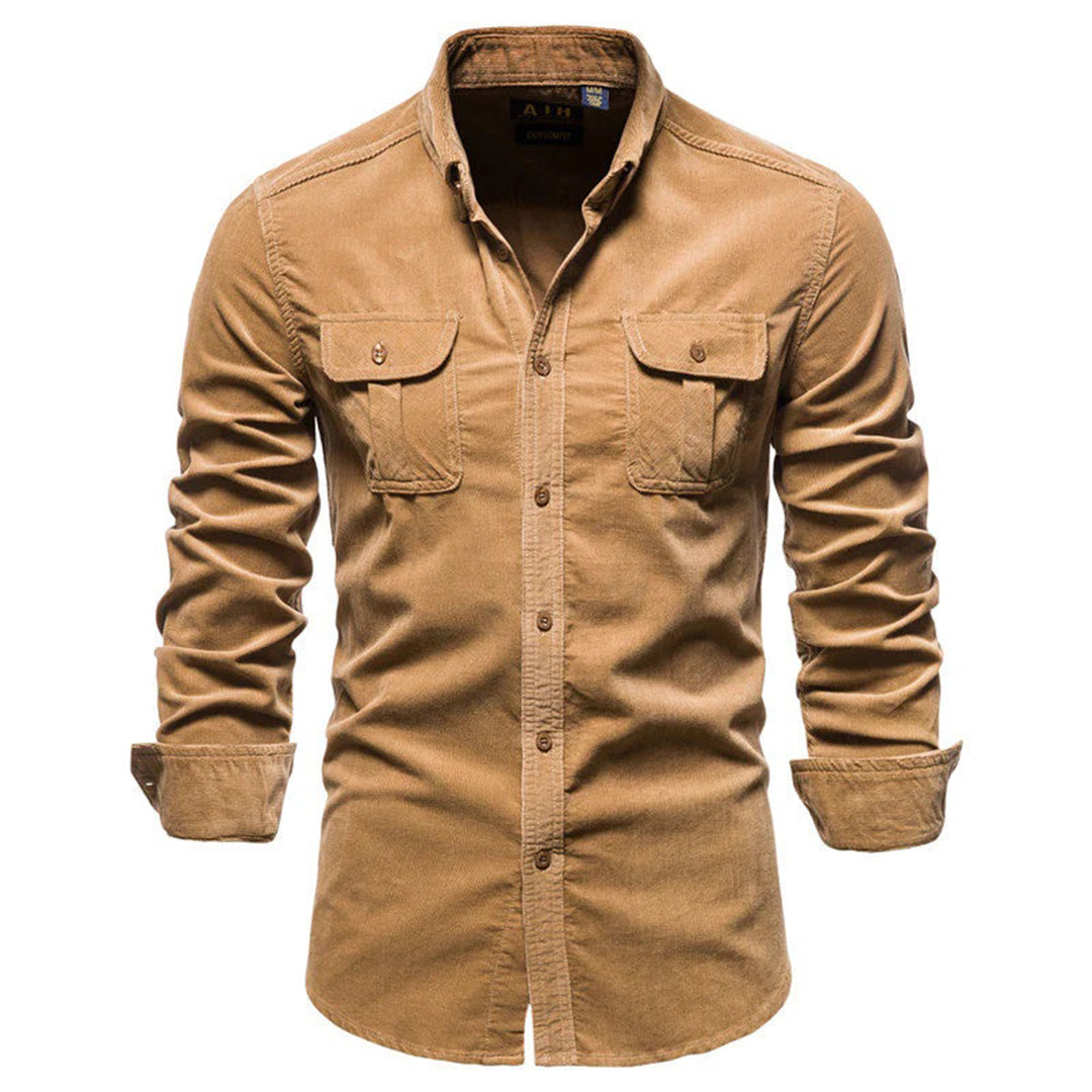 "Stilig corduroy skjorte i løs passform for menn. Perfekt til vårgarderoben, kombineres med jeans for casual look."
