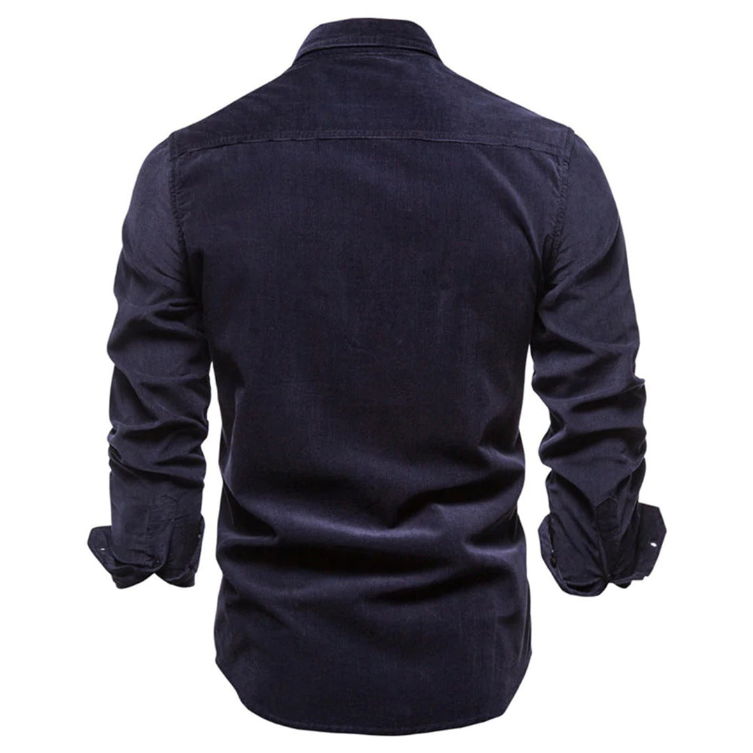 "Stilig corduroy skjorte i løs passform for menn. Perfekt til vårgarderoben, kombineres med jeans for casual look."