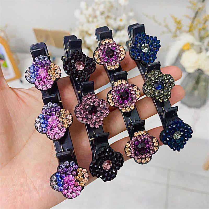 "Stilig hårklemme med tre blomster i grå, fargerik, champagne og lilla med glitrende rhinestones for elegant look."